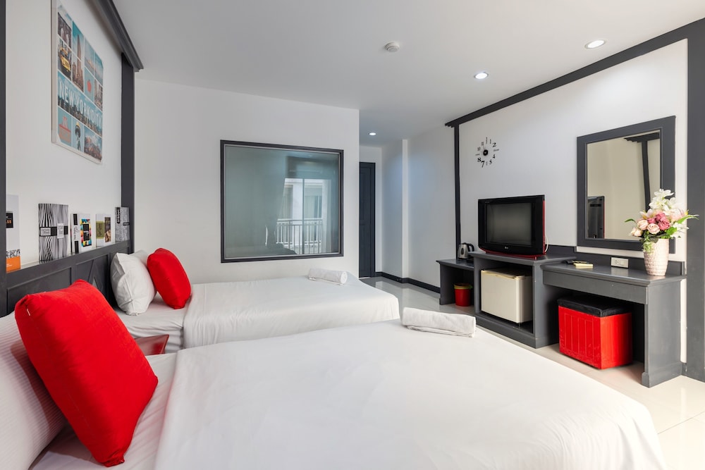 Hotel Baya Patong Beach 25/65