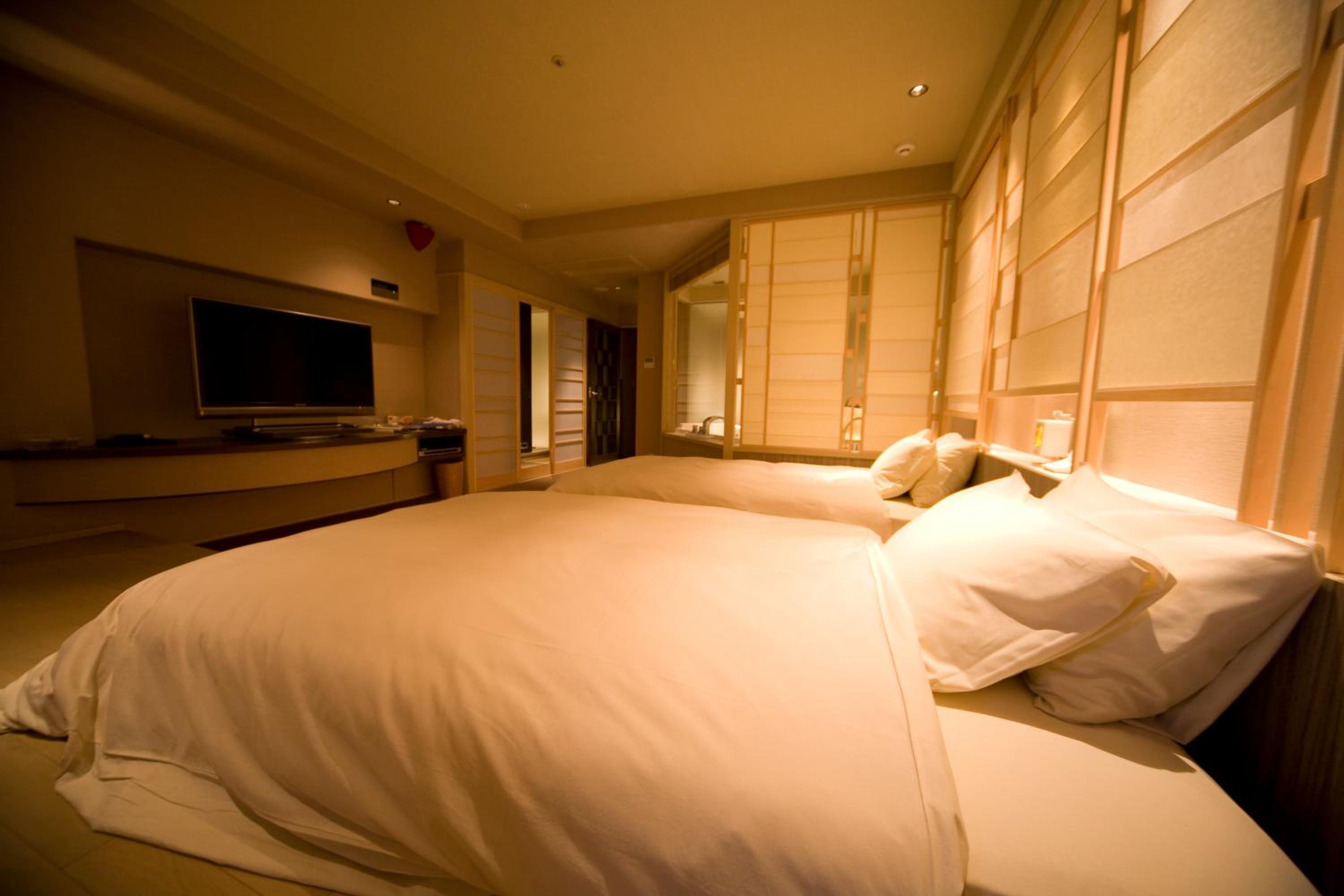 Relax, Twin Beds