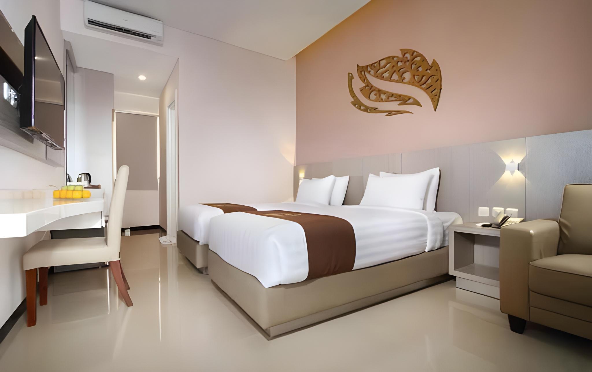 Superior, Twin Beds, Pool Access