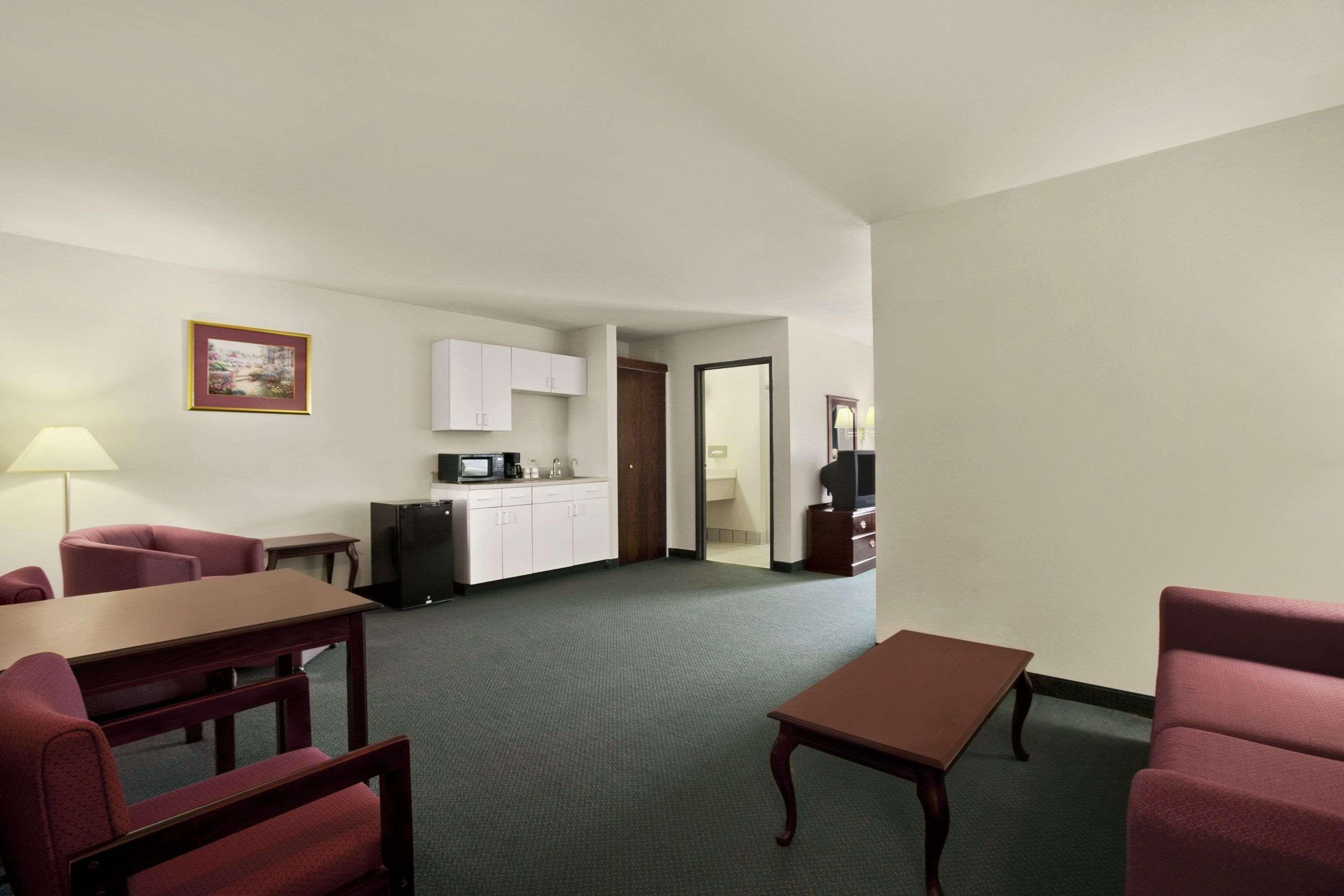 Days Inn & Suites By Wyndham Romeoville 17/26