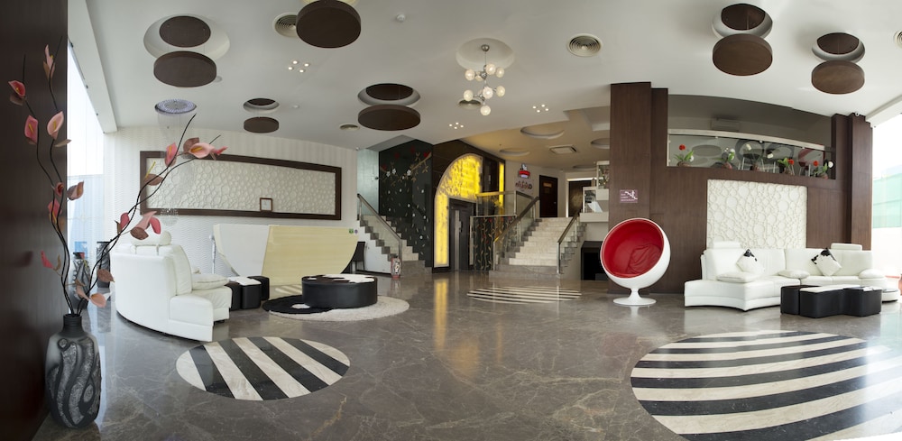OYO Premium Airport Avinashi Road 9/17