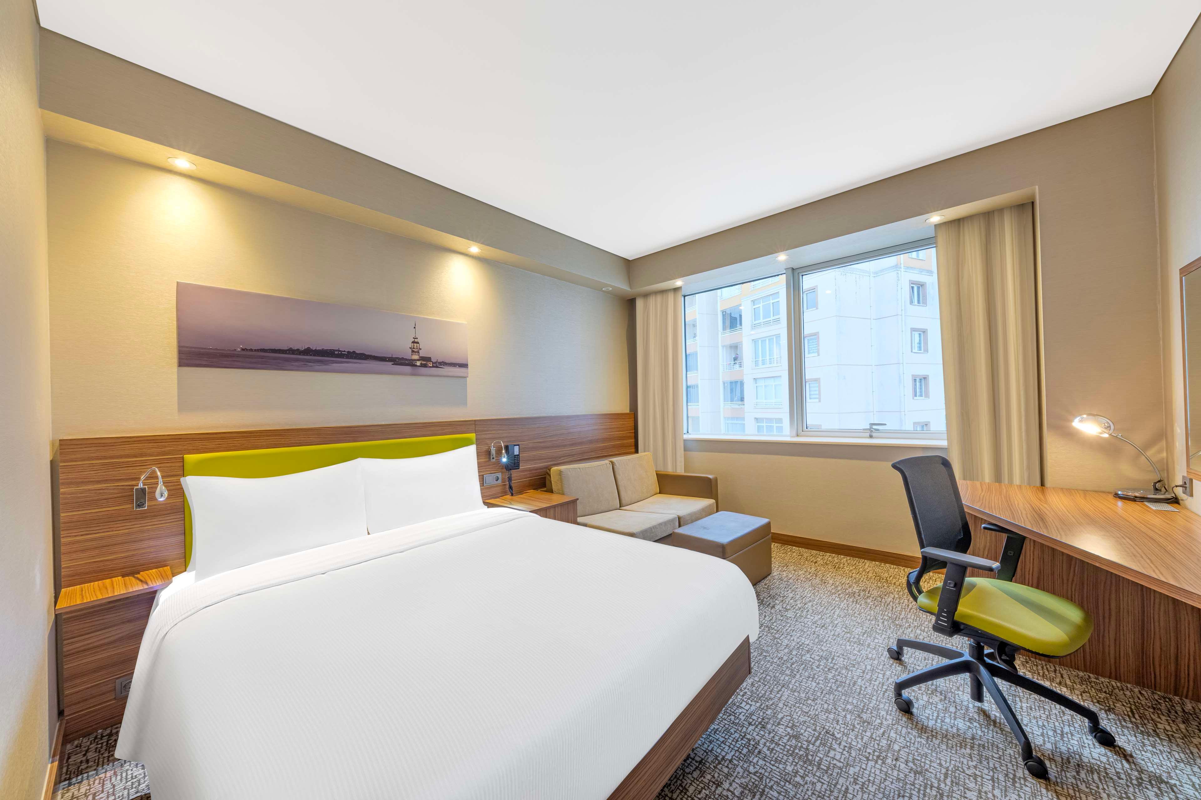 ROOM, QUEEN BED, SOFA