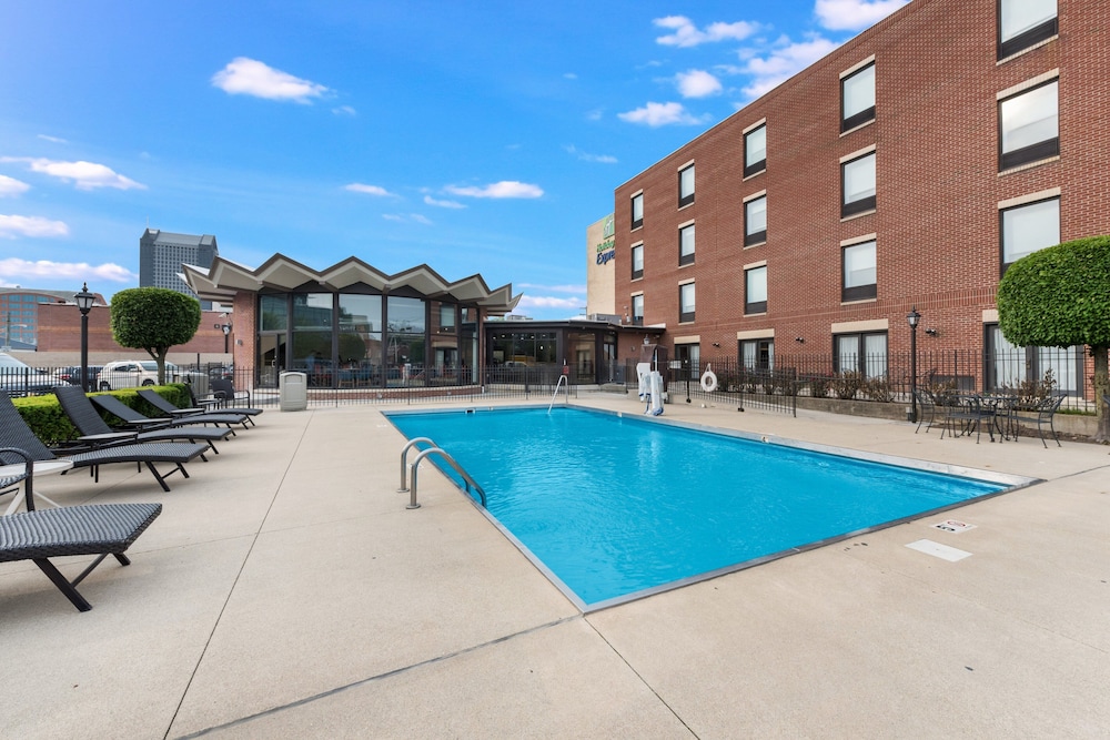 Holiday Inn Express Columbus Downtown 71/75