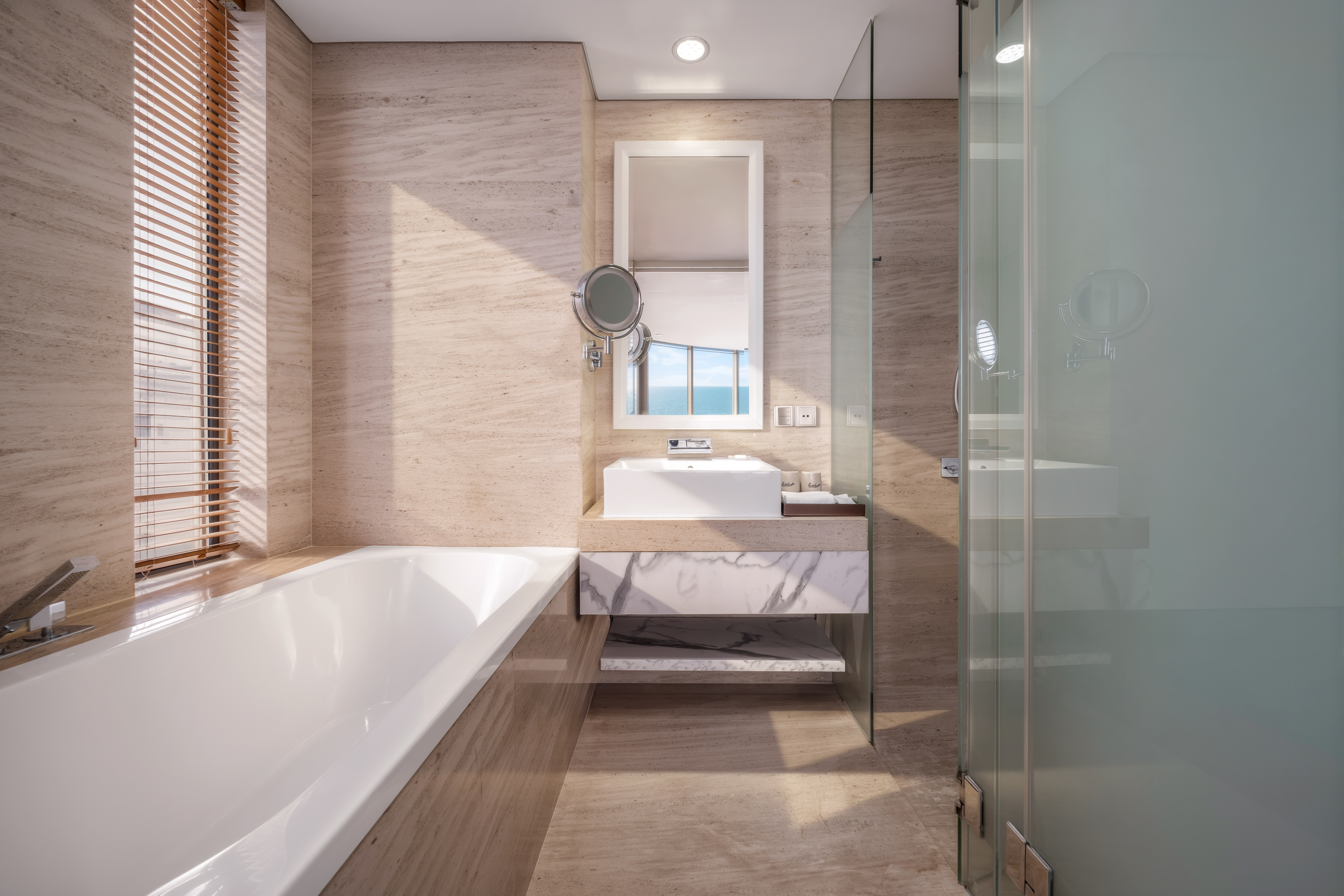 Junior Suite Beachfront, Holiday Beach Hotel Danang 5/5