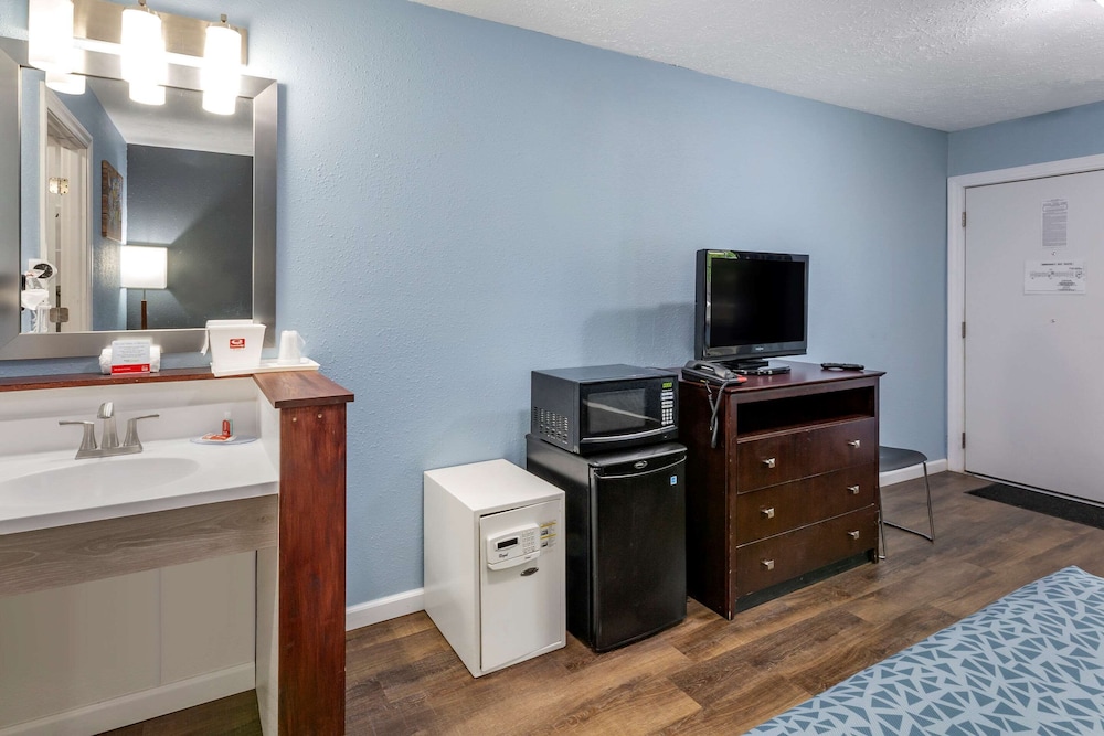 Econo Lodge Inn & Suites South 27/27