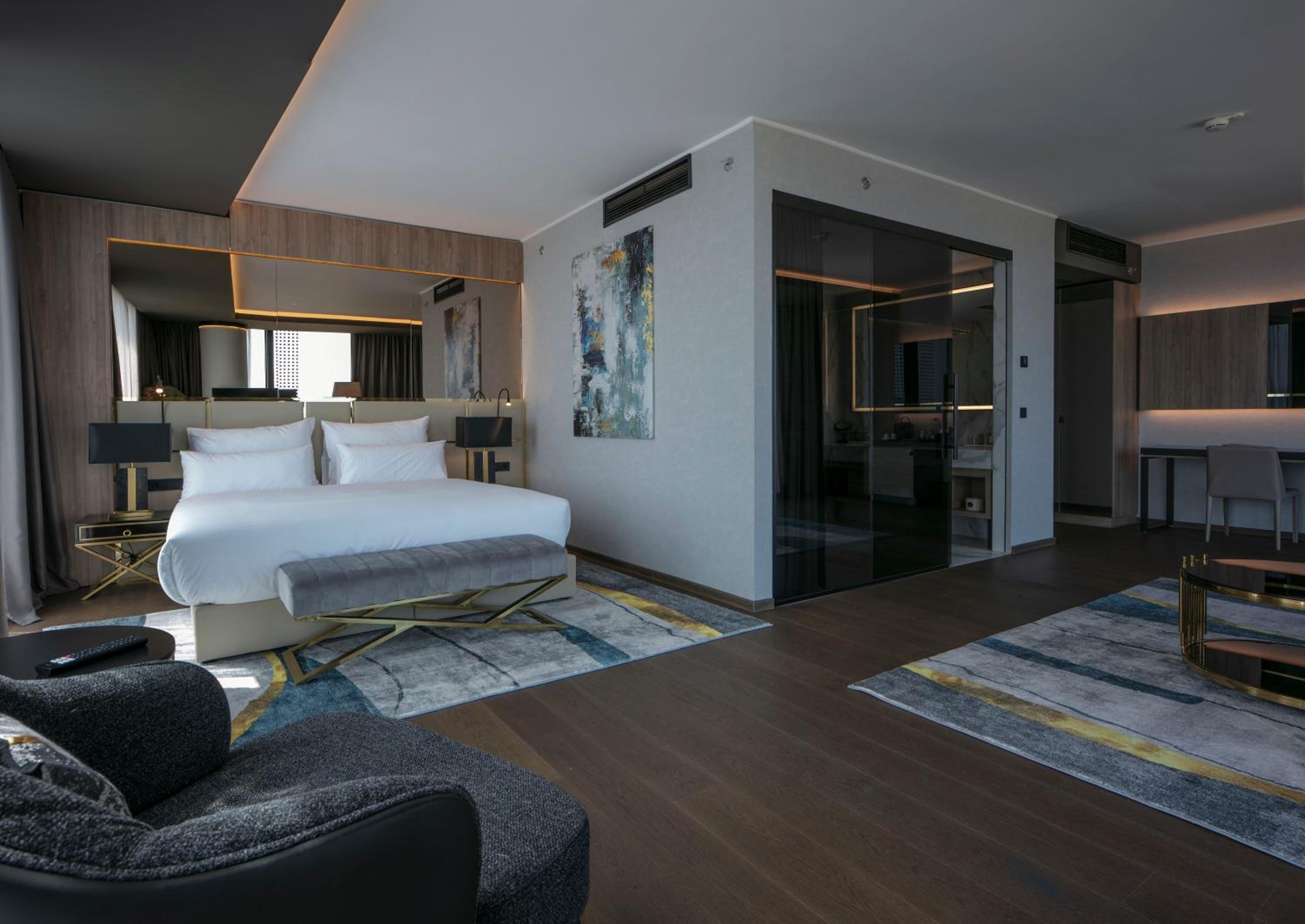 Executive, Suite