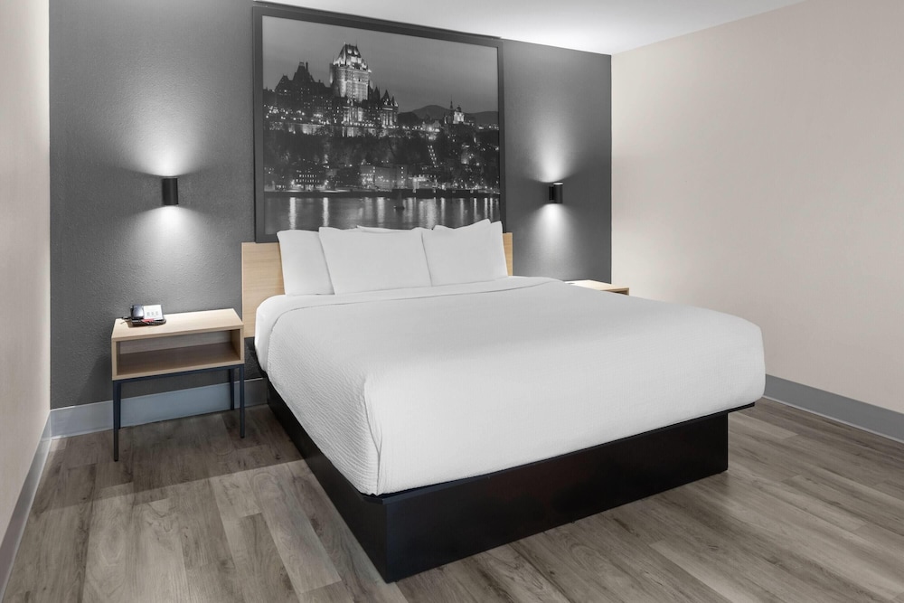 جناح بسرير كينج مع أريكة بجاكوزي، Super 8 By Wyndham Quebec City 7/10