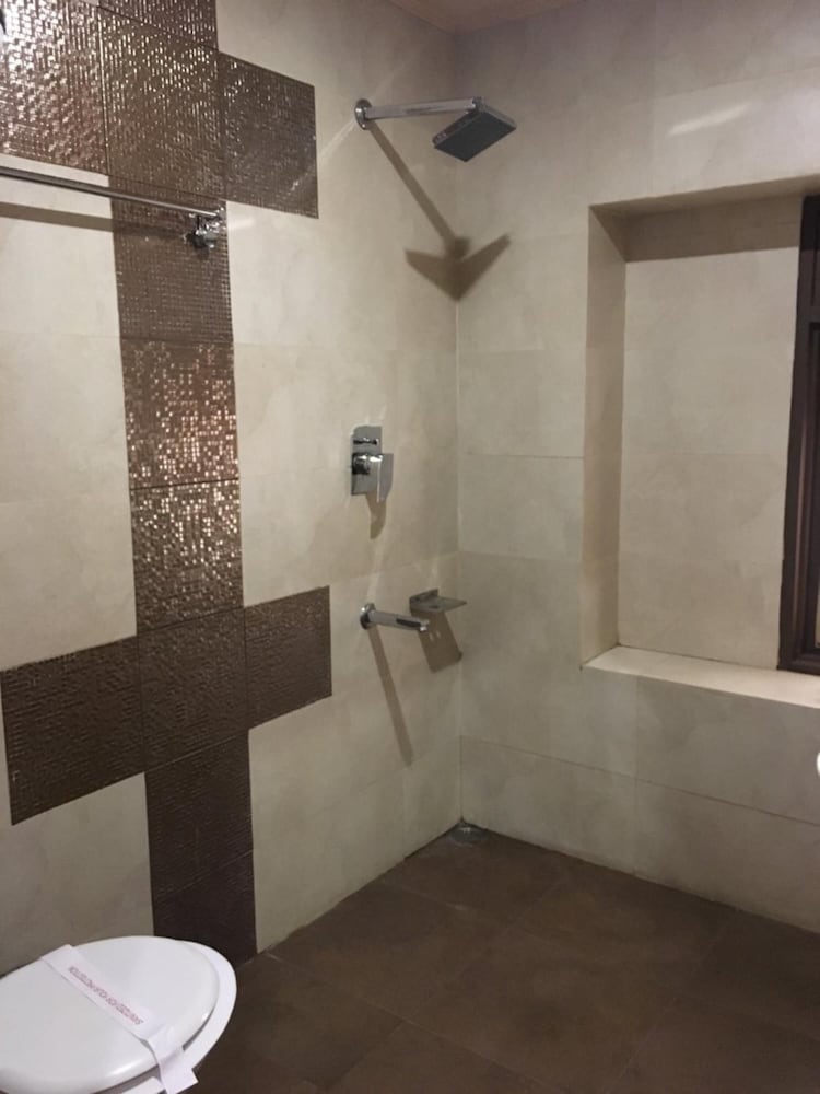 Walisons Hotel 36/41