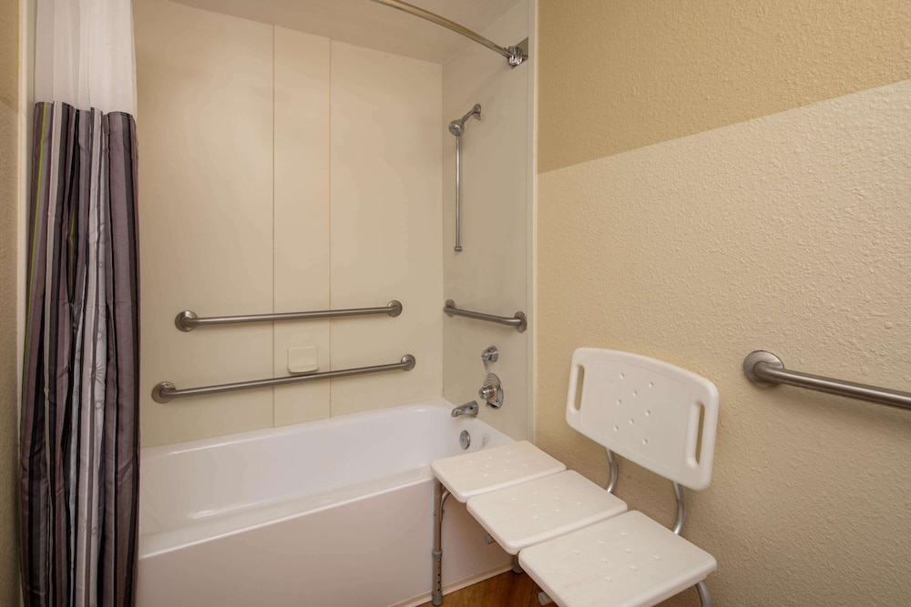 La Quinta Inn & Suites by Wyndham Atlanta Ballpark/Galleria 12/64