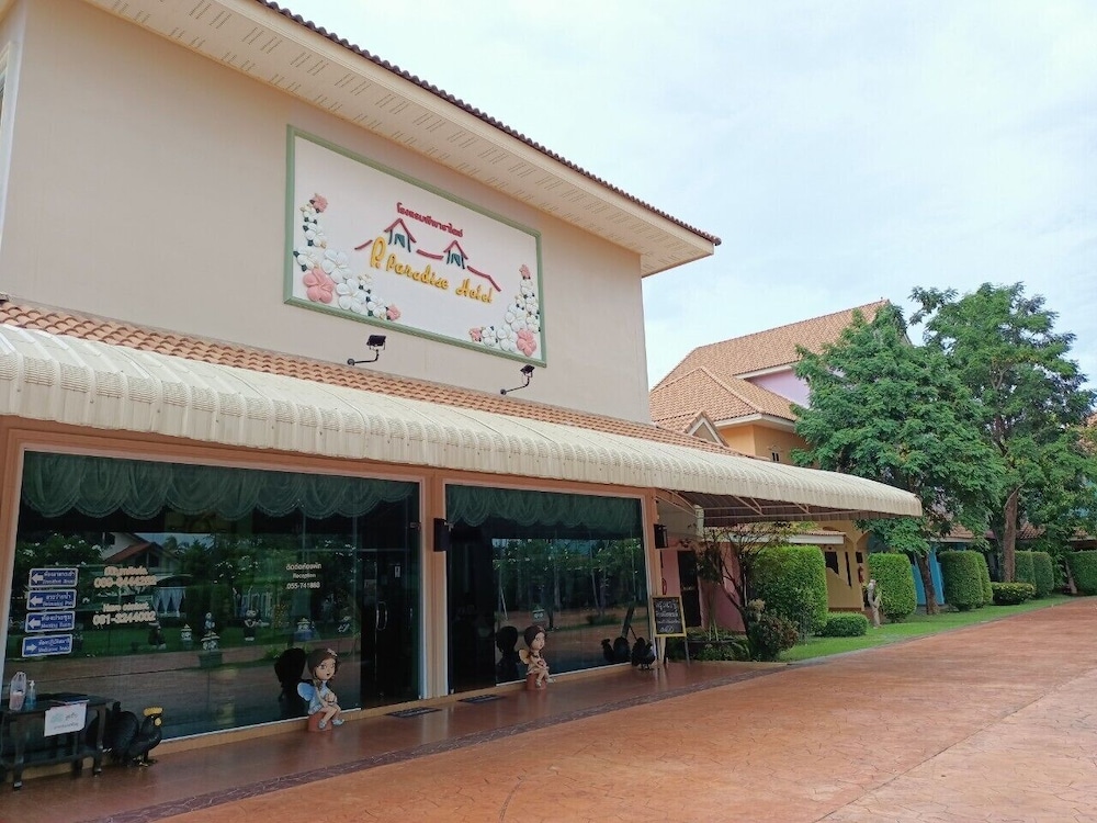 P Paradise Hotel 3/50