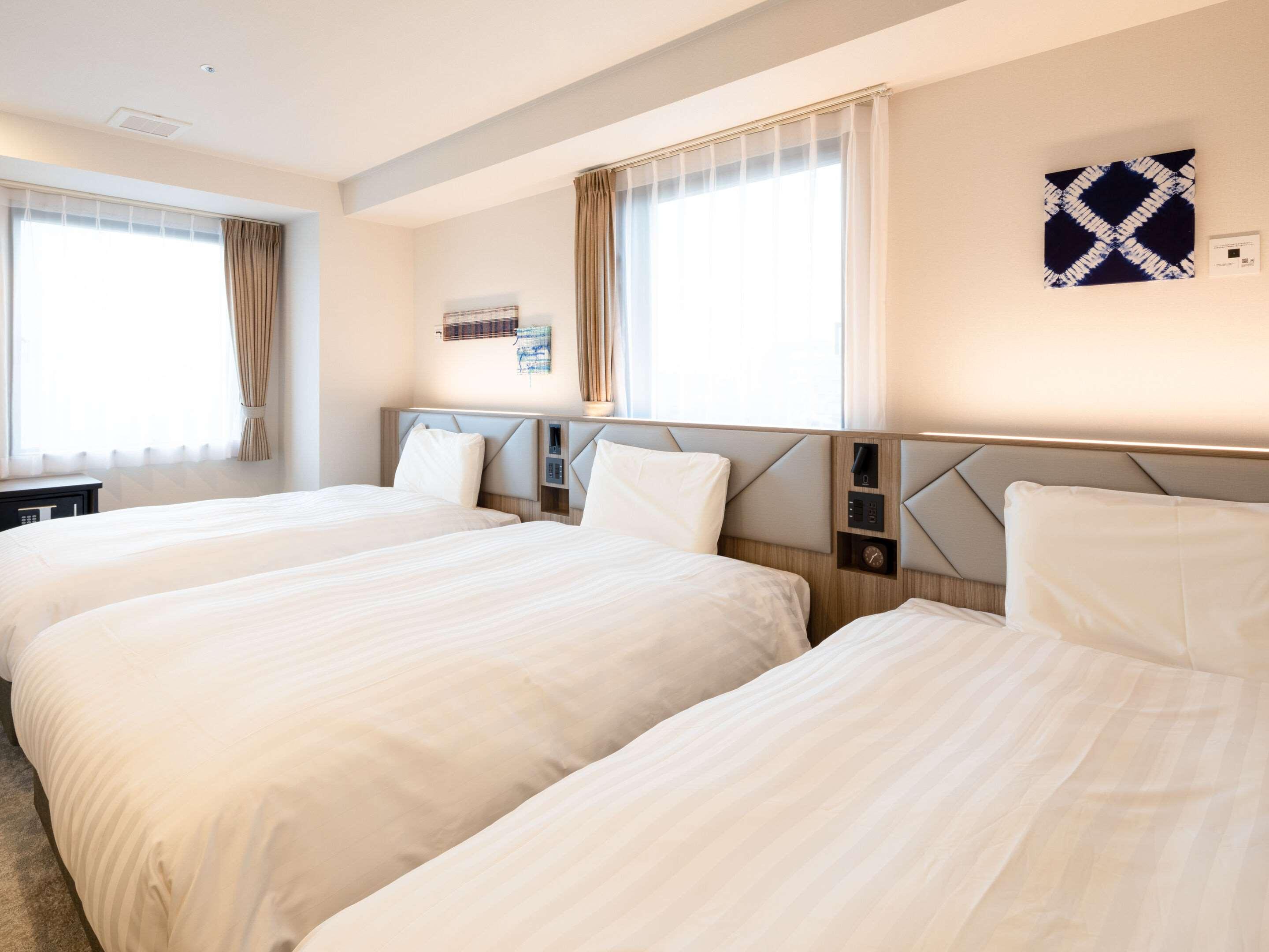 ROOM, 3 BEDS