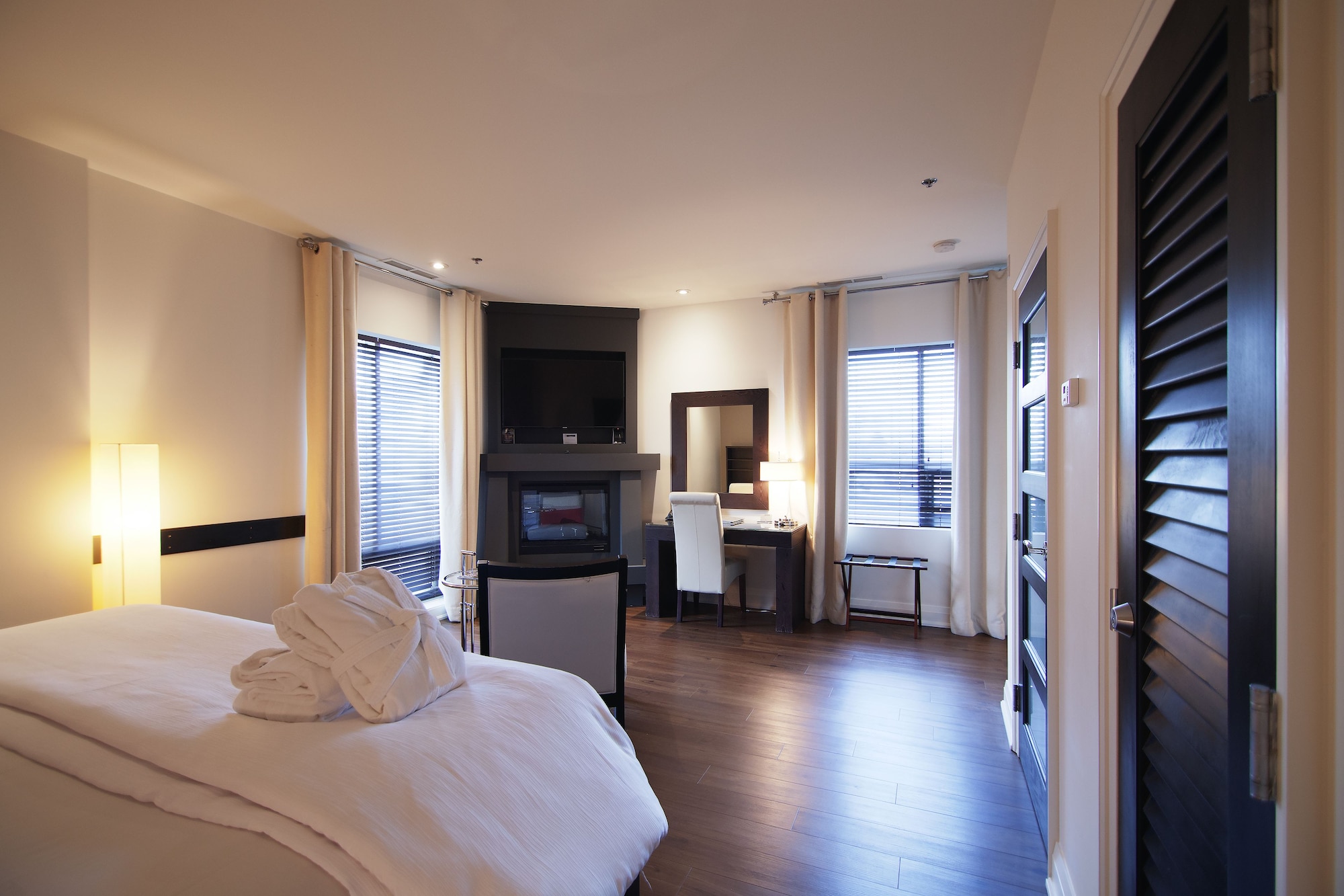 DELUXE, KING BED