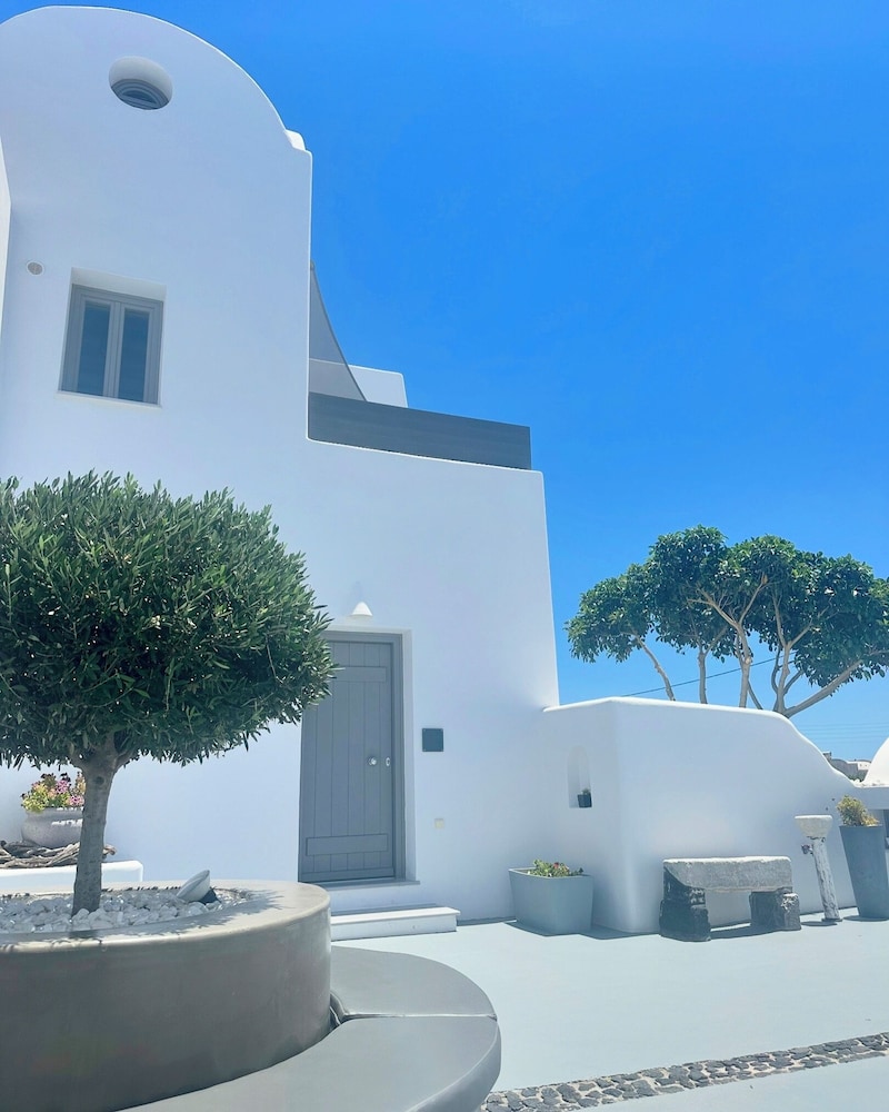White Harmony Suites 8/69