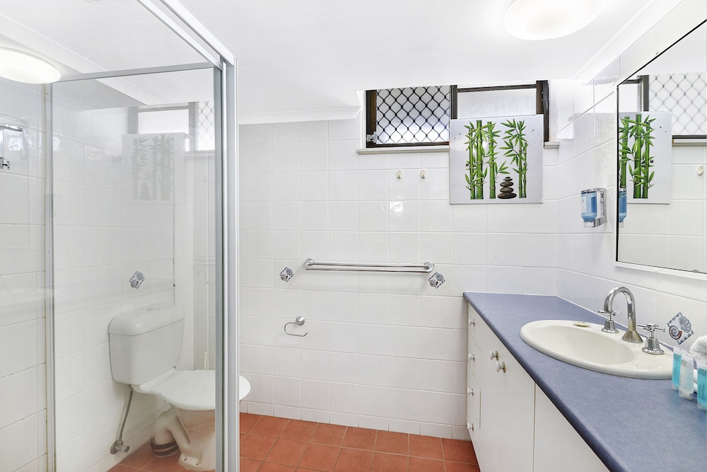 BEST WESTERN BROADBEACH TRAVEL INN APARTMENTS 66/70
