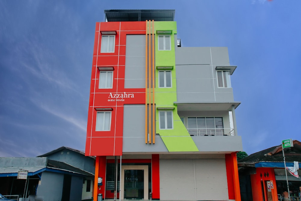 OYO 1006 Azzahra Guest House 1/16