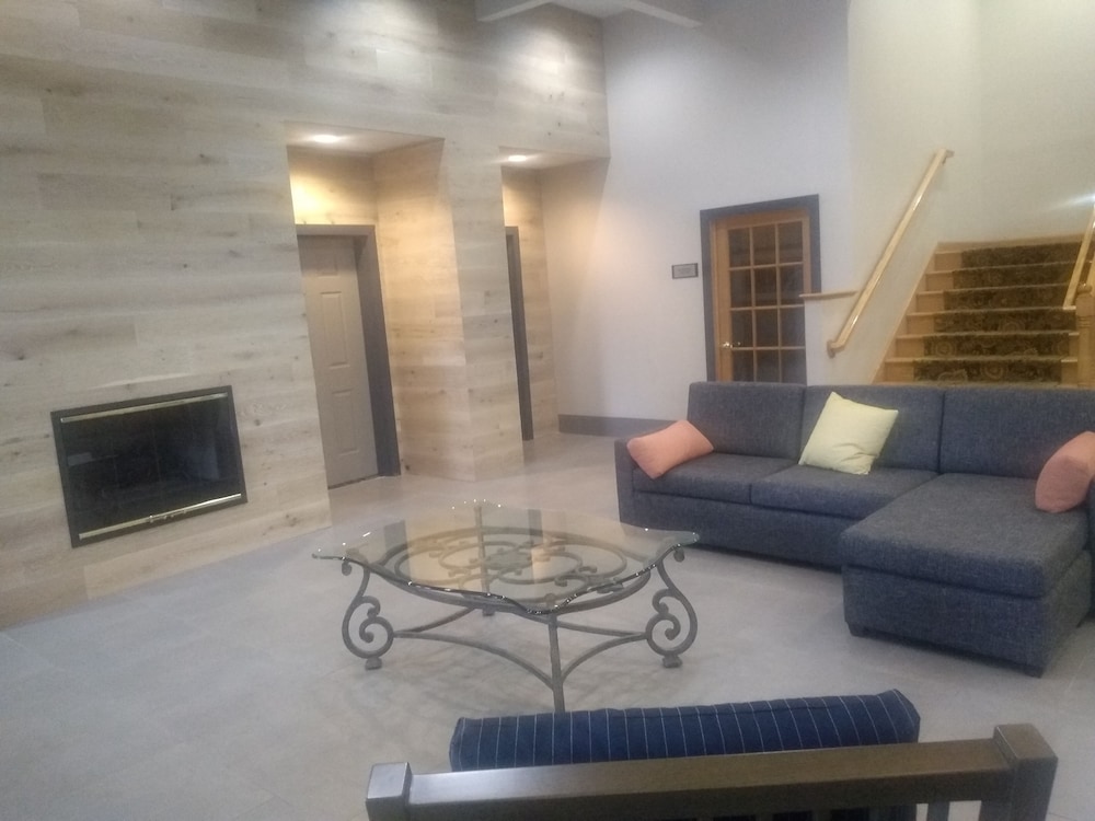 Portage Inn & Suites 16/26