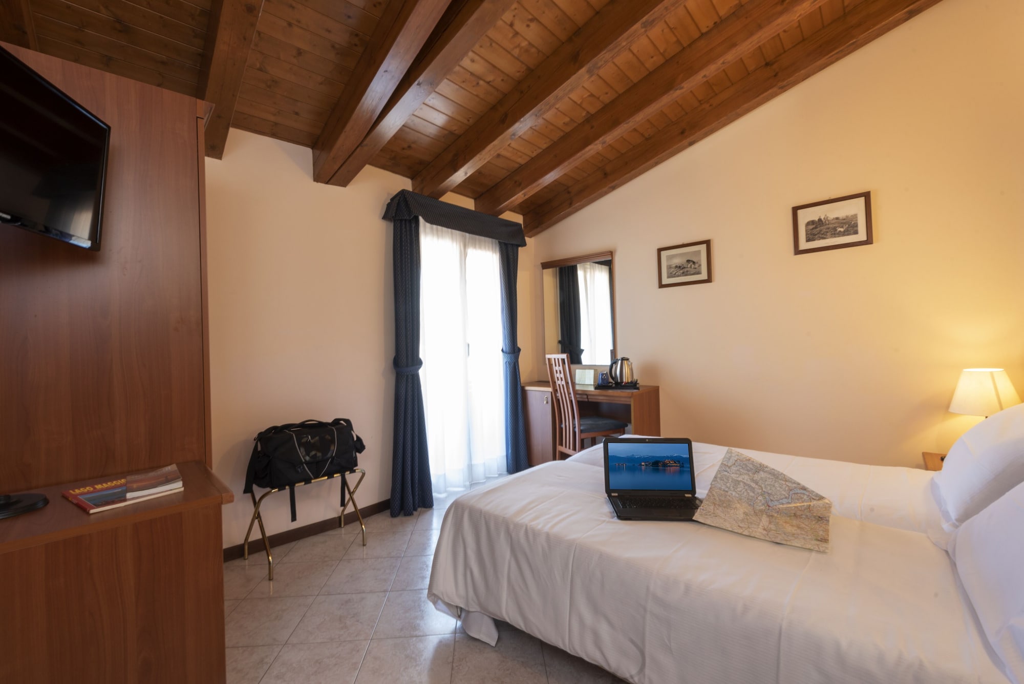 ROOM, DOUBLE OR TWIN BED, LAKE VIEW, BALCONY