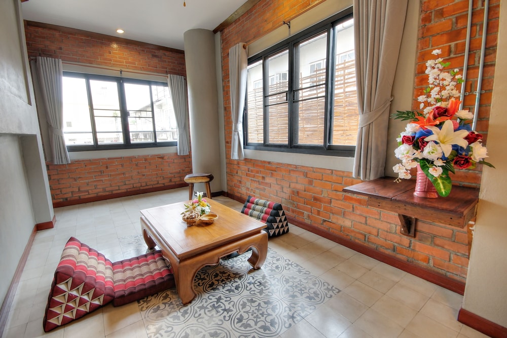 Saengpanya Home Boutique Hotel 51/65