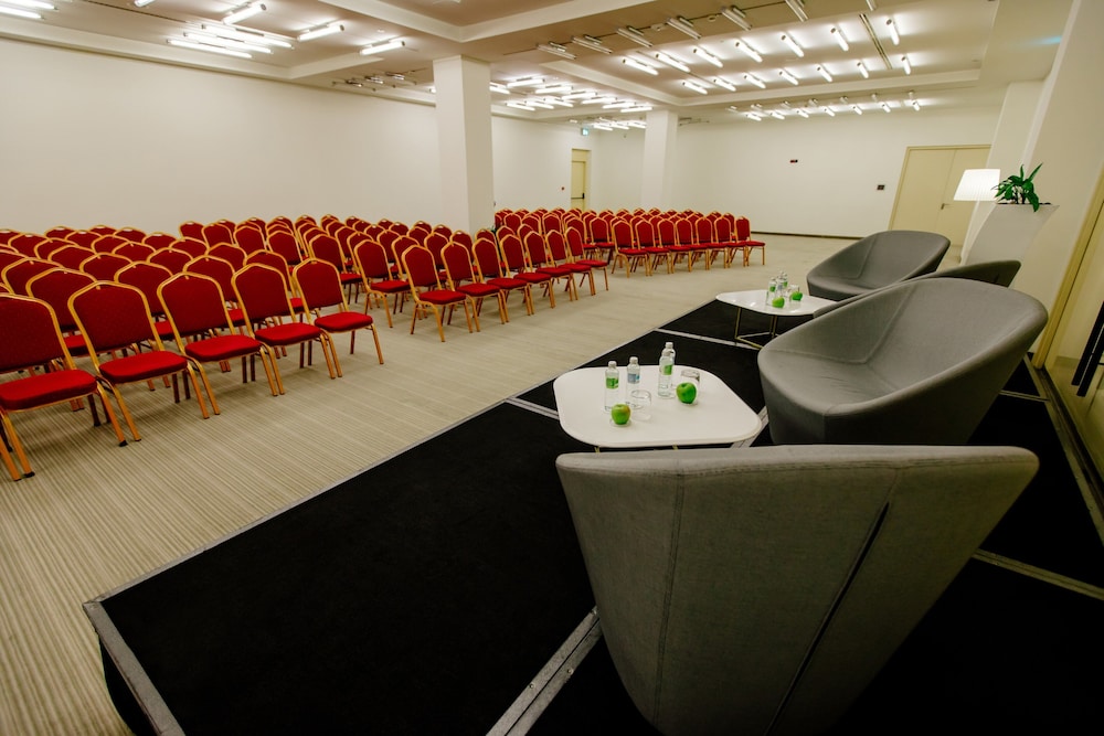 Crowne Plaza Belgrade 67/85