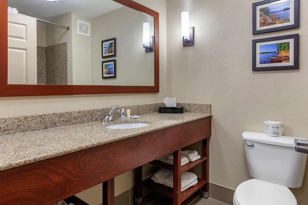 Comfort Suites Oshkosh, WI 4/32