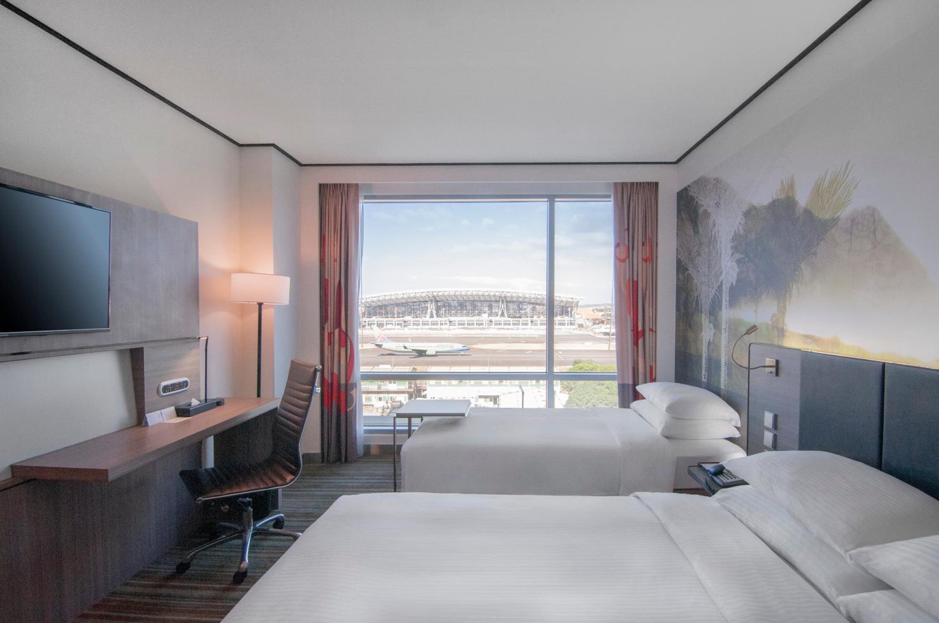 Family, King Bed, Airport View