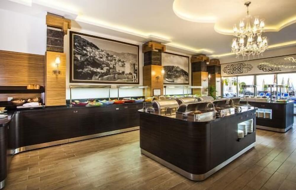 Parador Beach Hotel 4/47