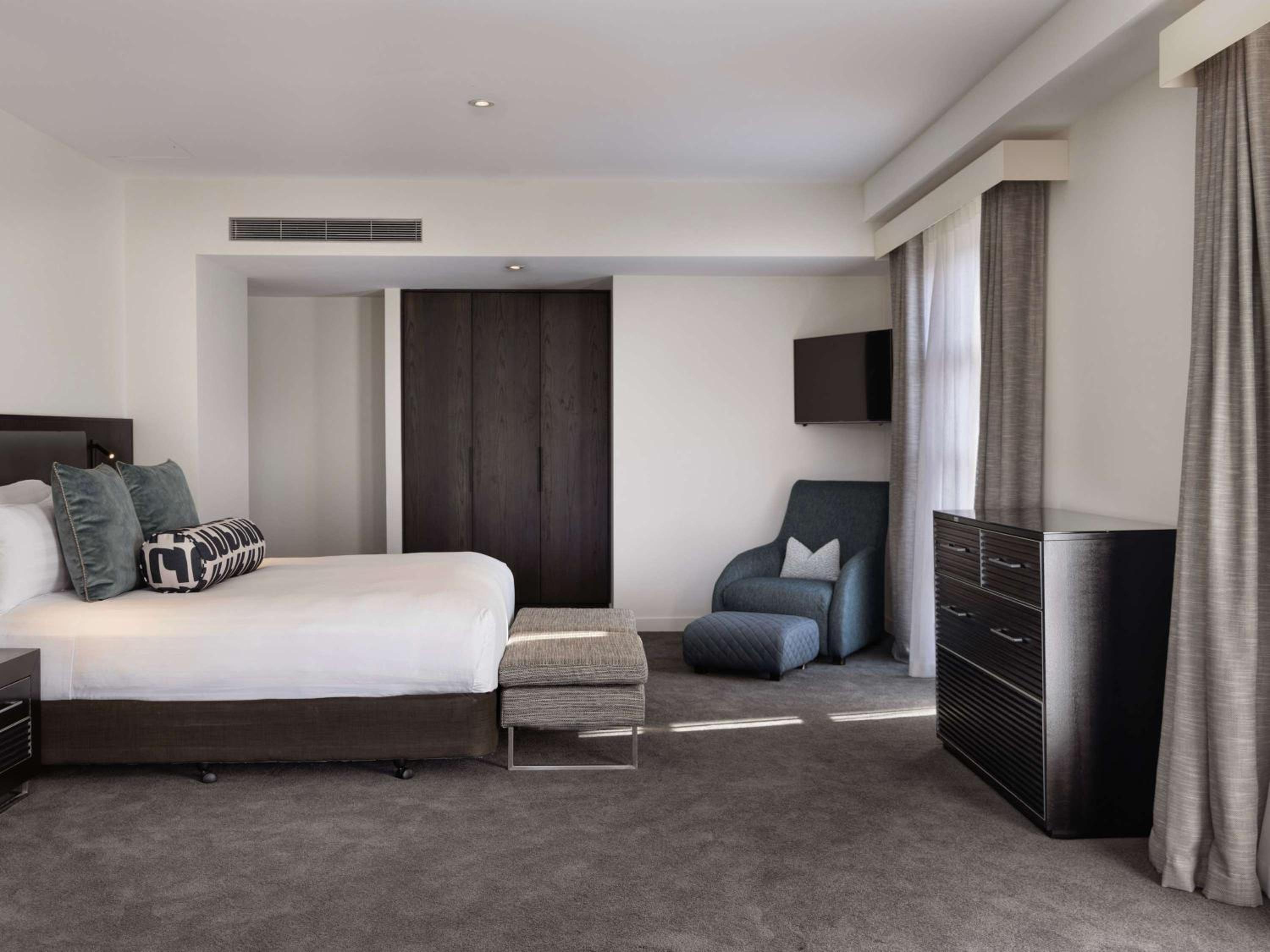 Opera, Suite, King Bed, Lake View, Outdoor Jetted Tub, Patio