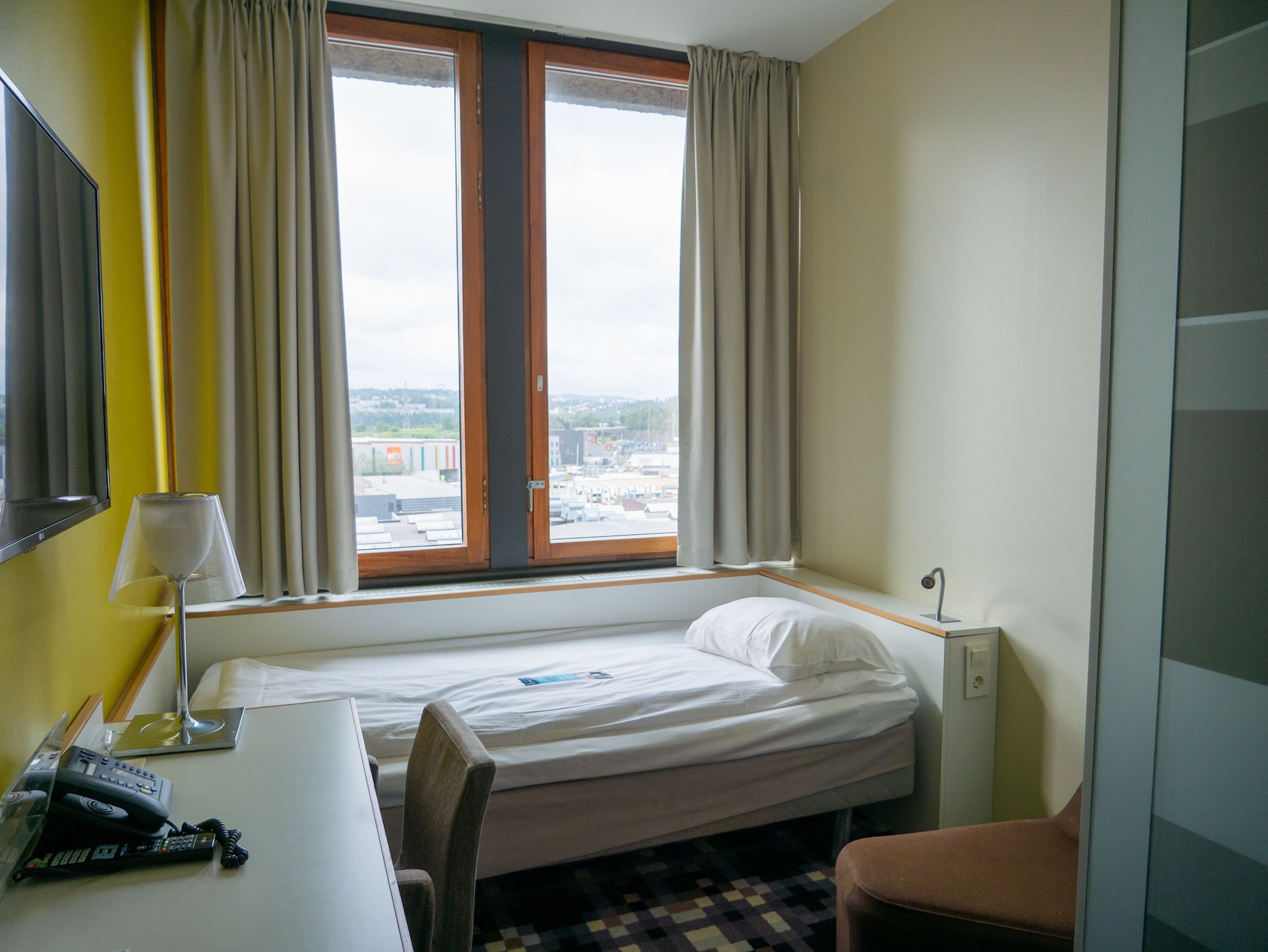 ROOM, SINGLE BED
