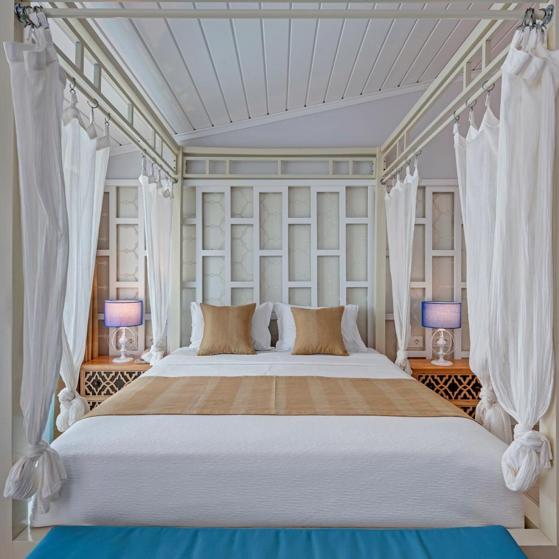 Deluxe, Double Bed, Lateral Side Sea View