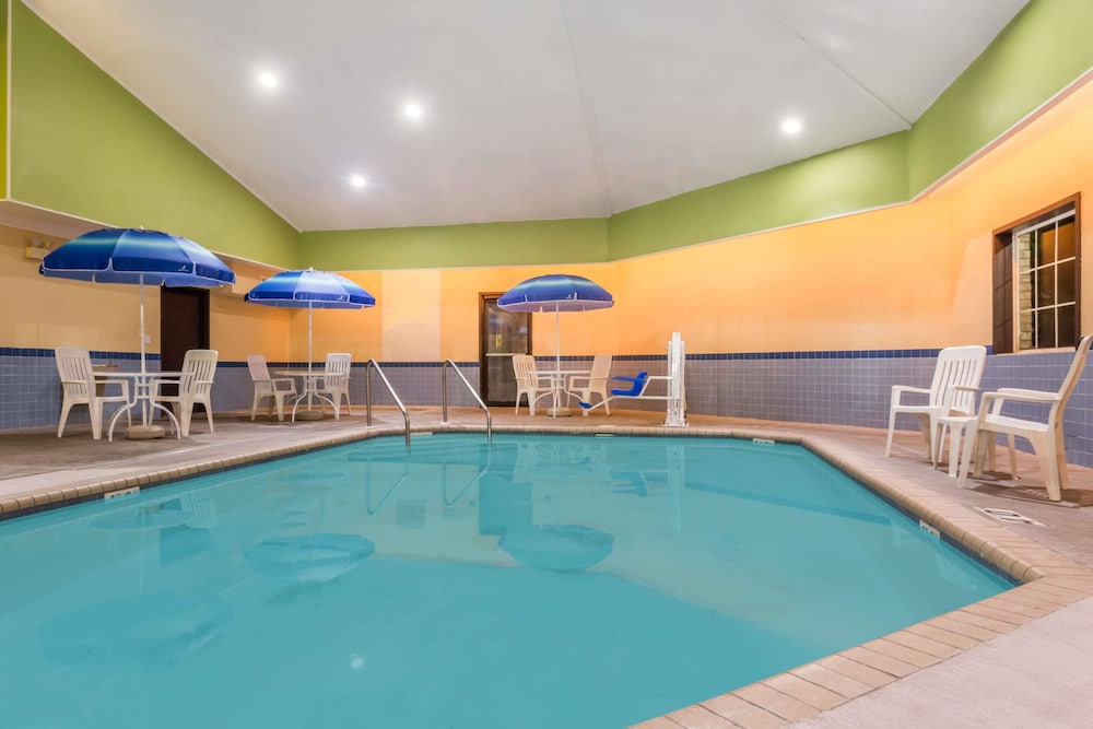 Days Inn & Suites by Wyndham Kaukauna WI 5/58