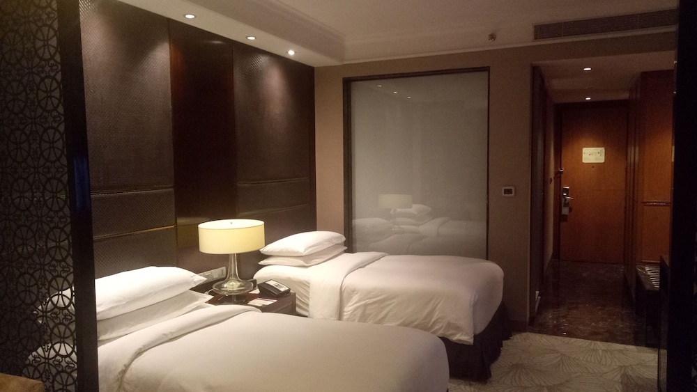 Crowne Plaza New Delhi Mayur Vihar Noida 36/64