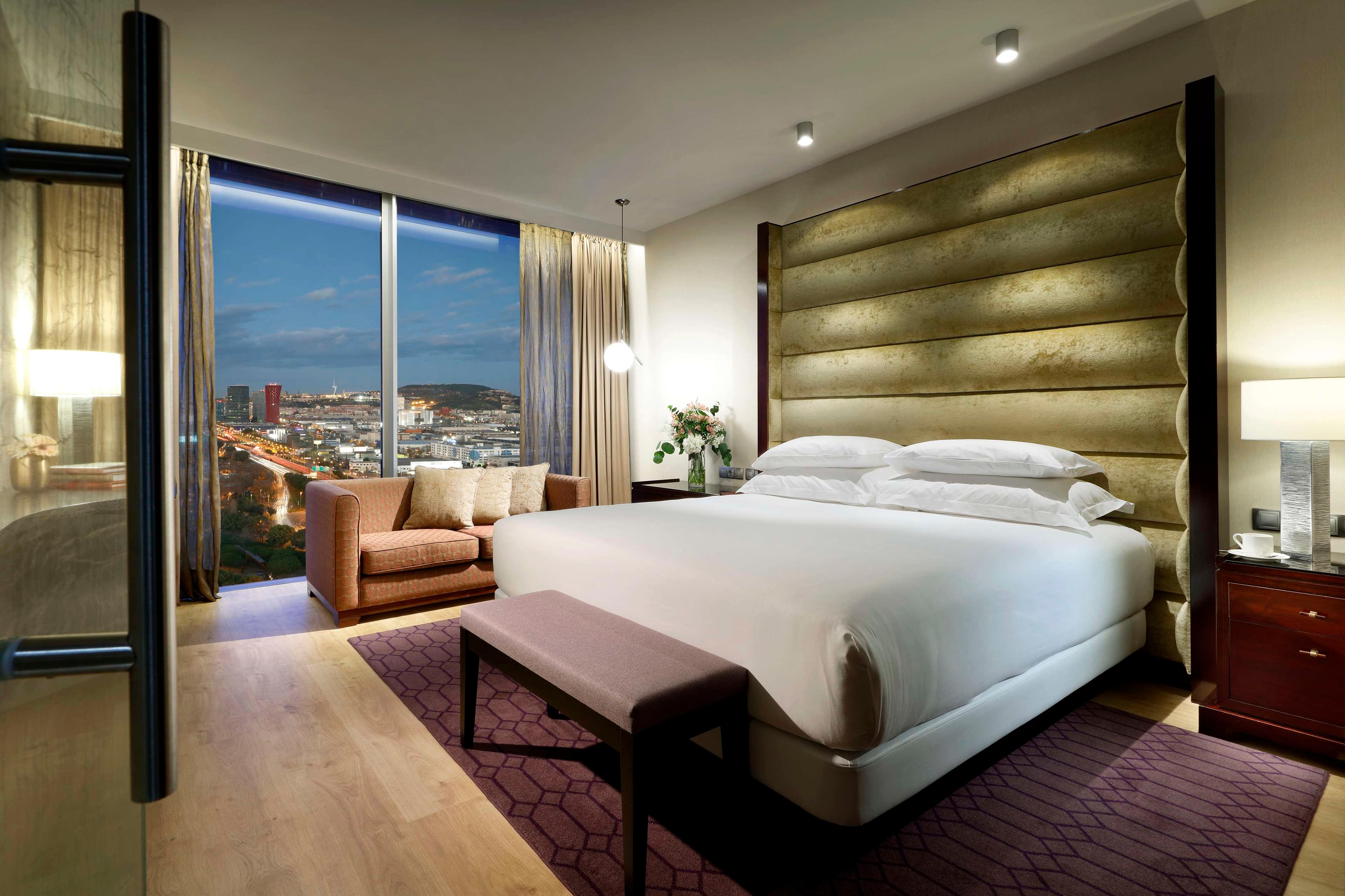 Room, King Bed, Club View