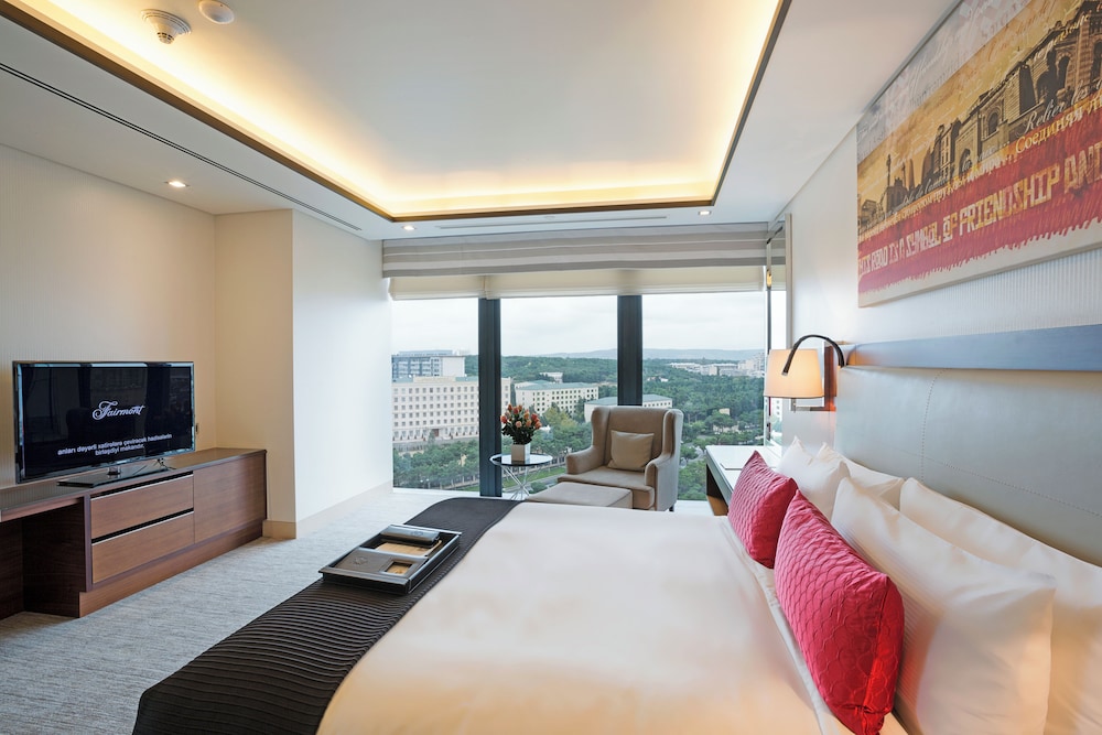 1 Bedroom, Fairmont Gold, Suite, King Bed, City View, Sofa