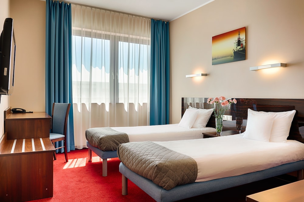 ROOM, TWIN BEDS