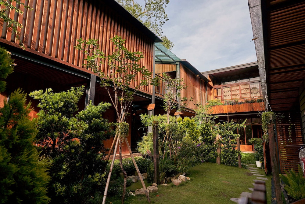 Yue Lake Backpackers 38/49