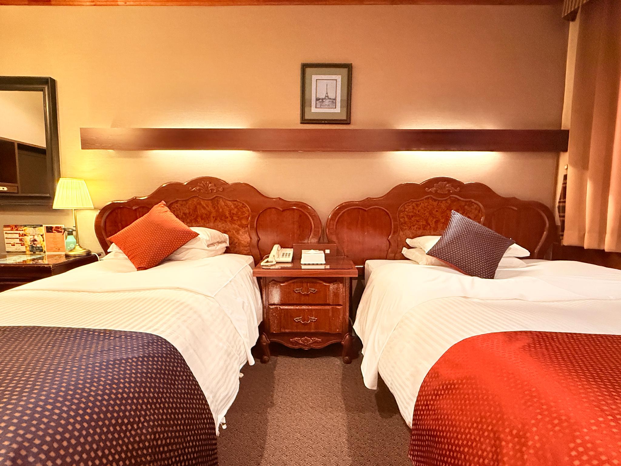 Semi Room, Twin Beds, 1 Double and 1 Single Bed
