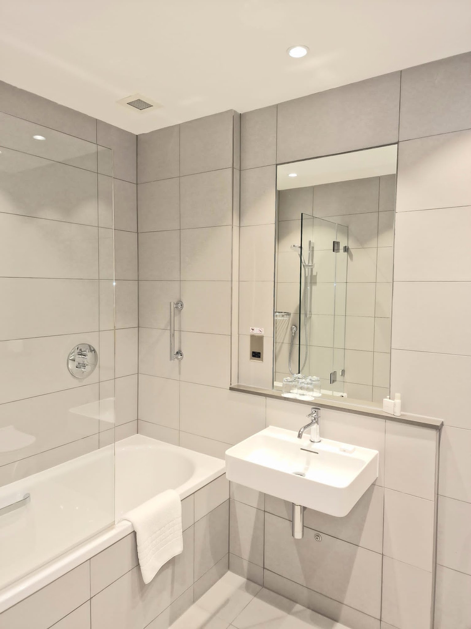 Astor Court Hotel 41/43