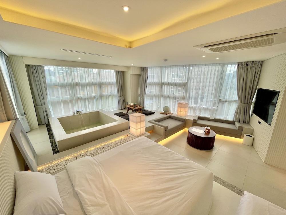 UH Suite The Myeongdong 14/52