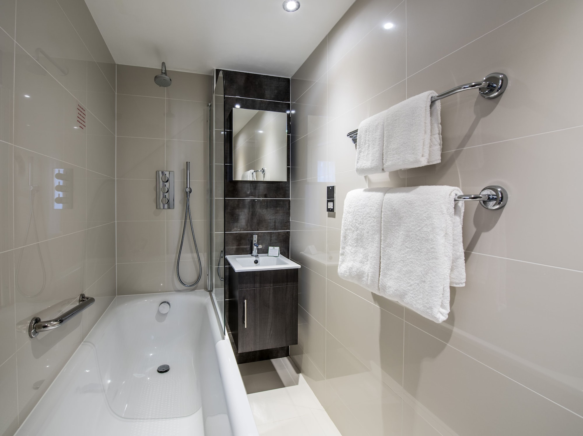 غرفة بريميوم بسريرين منفصلين، Holiday Inn London - Kensington High St. by IHG 6/6