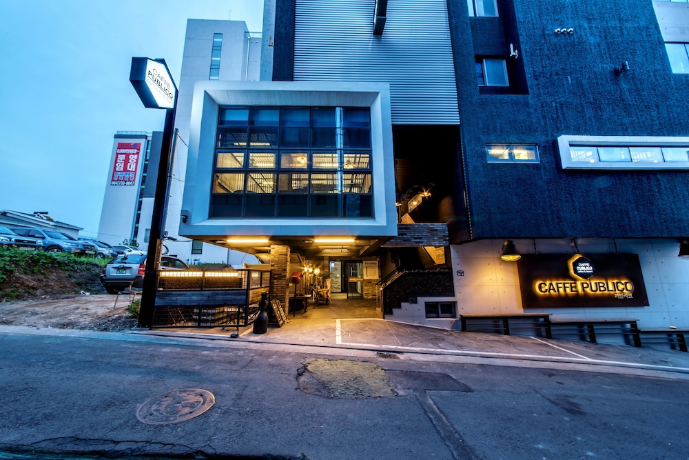 Publico Hotel 5/50