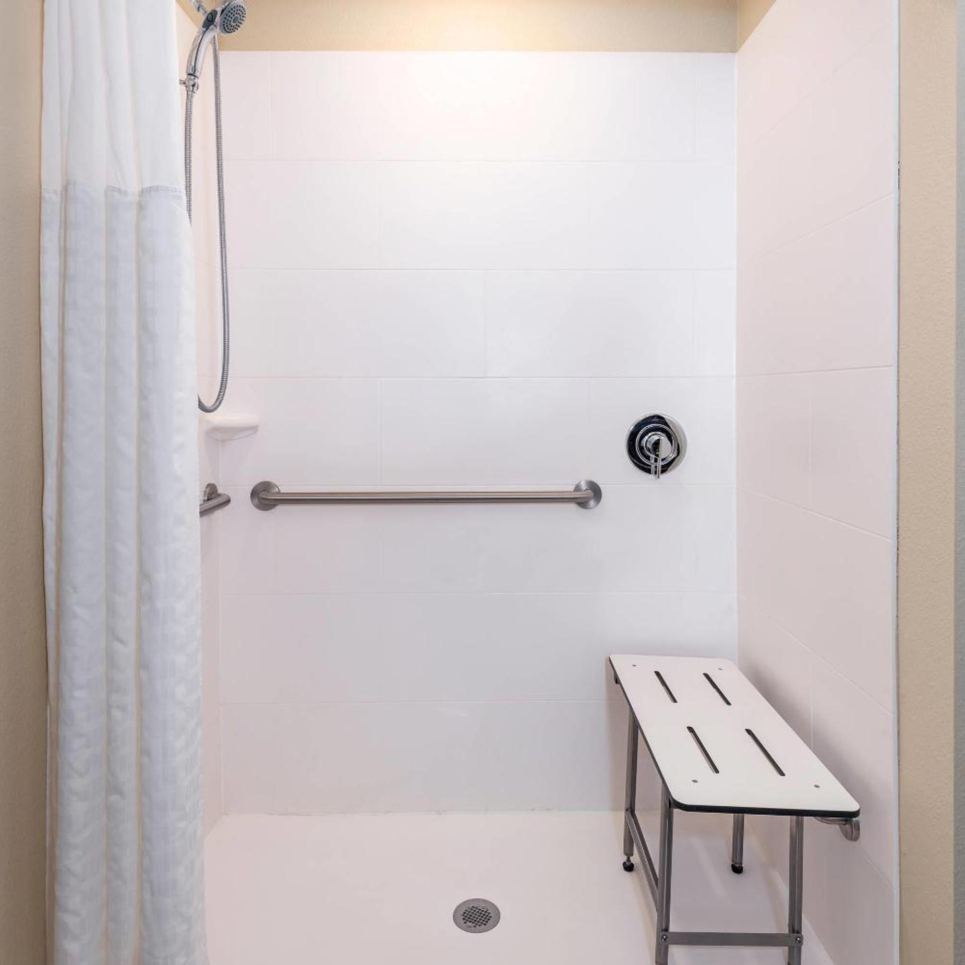 Room, King Bed, Pool View, Accessible, Coral Pointe Sarasota, an Ascend Collection Hotel 2/2