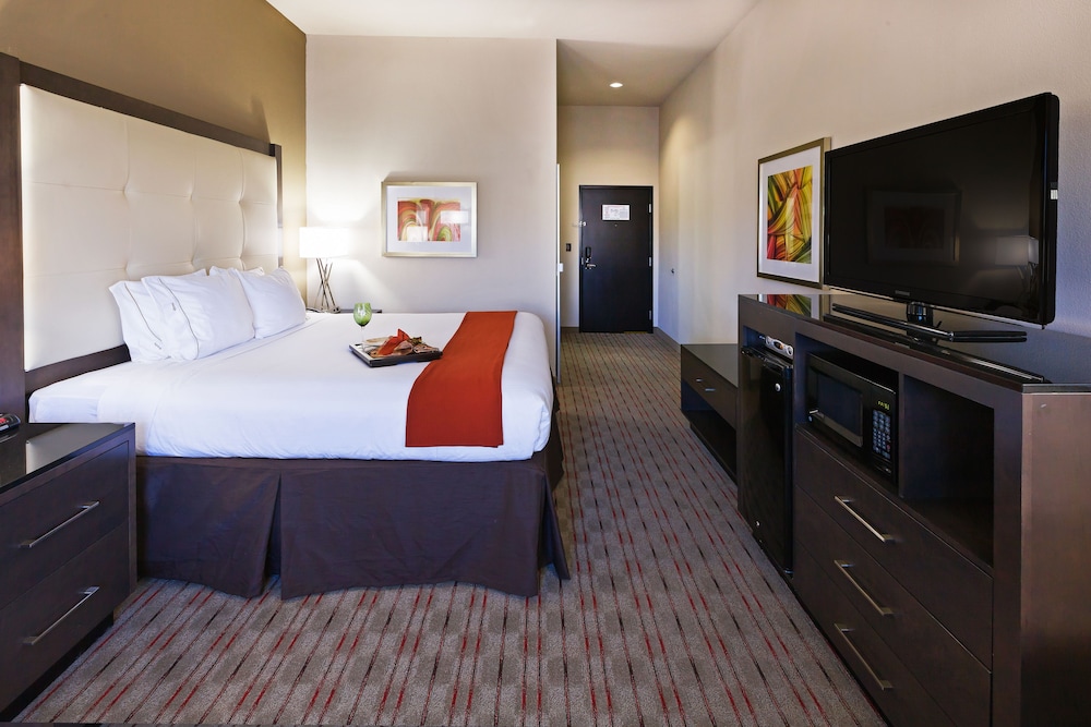 Holiday Inn Express Frisco Legacy Park Area 16/52