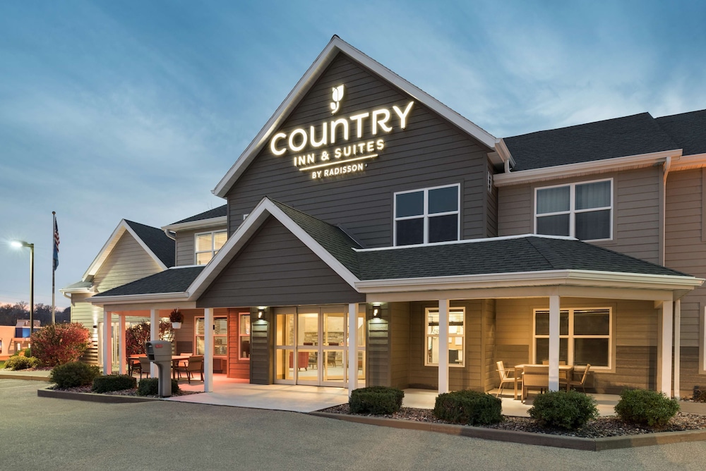 Country Inn & Suites by Radisson, Platteville, WI 1/48