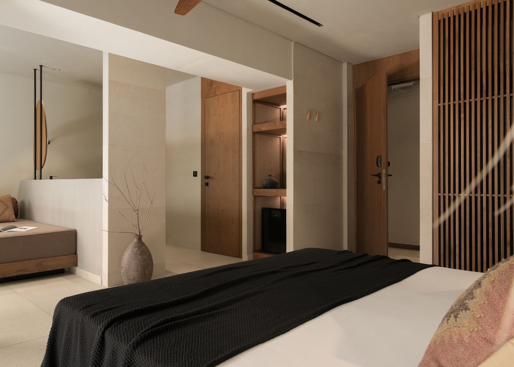 Suite, Queen Bed, Sofa