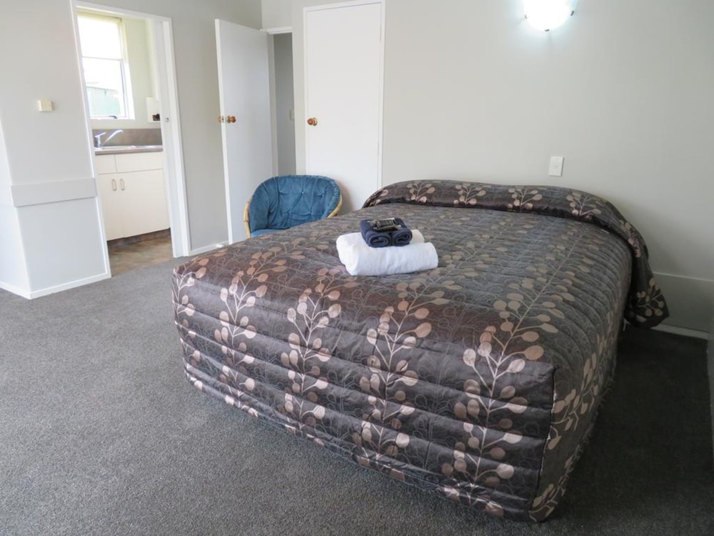 Commodore Court Motel 40/76