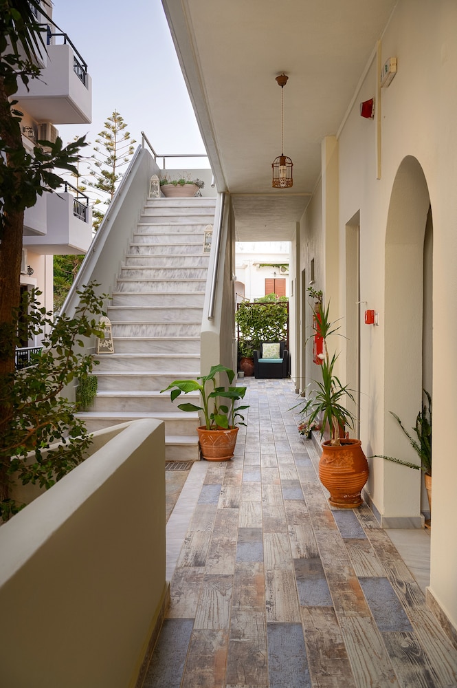 Avra Hotel 8/44