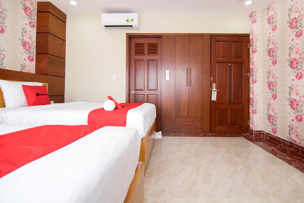 RedDoorz Plus near Tan Son Nhat airport 2 24/50