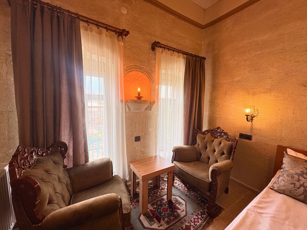 Elysee Cave House 79/100