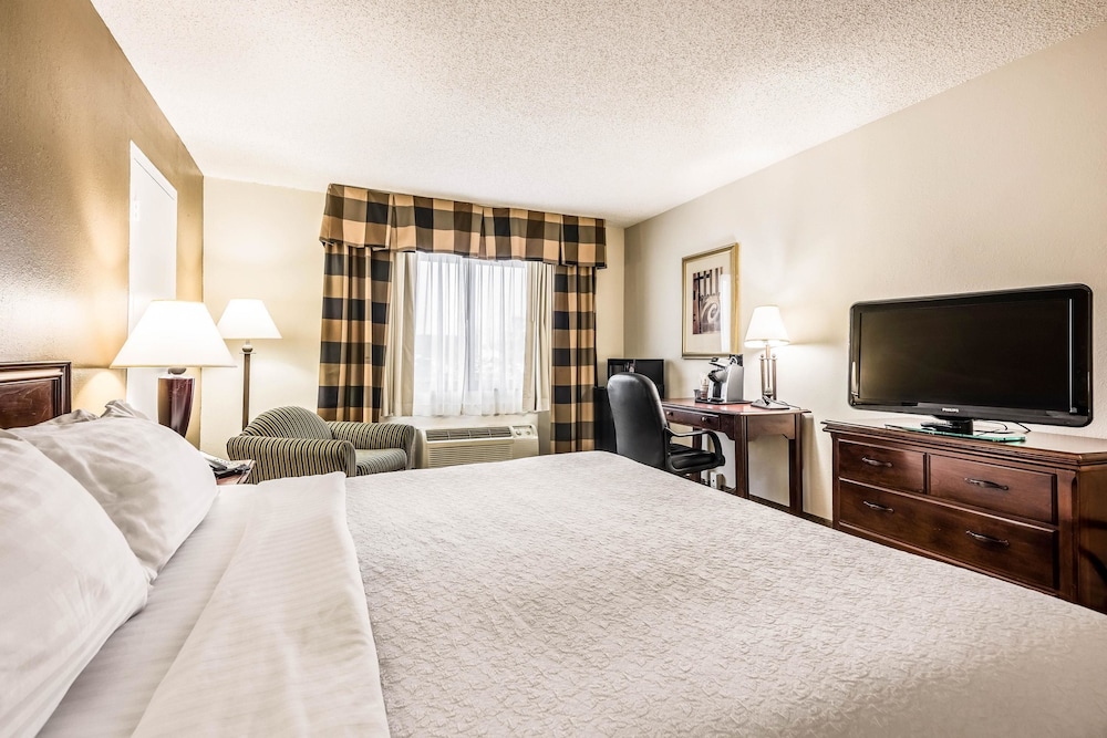 The Lux Hotel & Conference Center, Ascend Hotel Collection 11/39