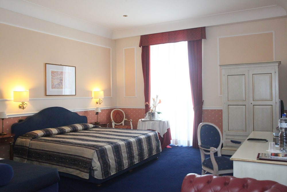 ROOM, QUADRUPLE